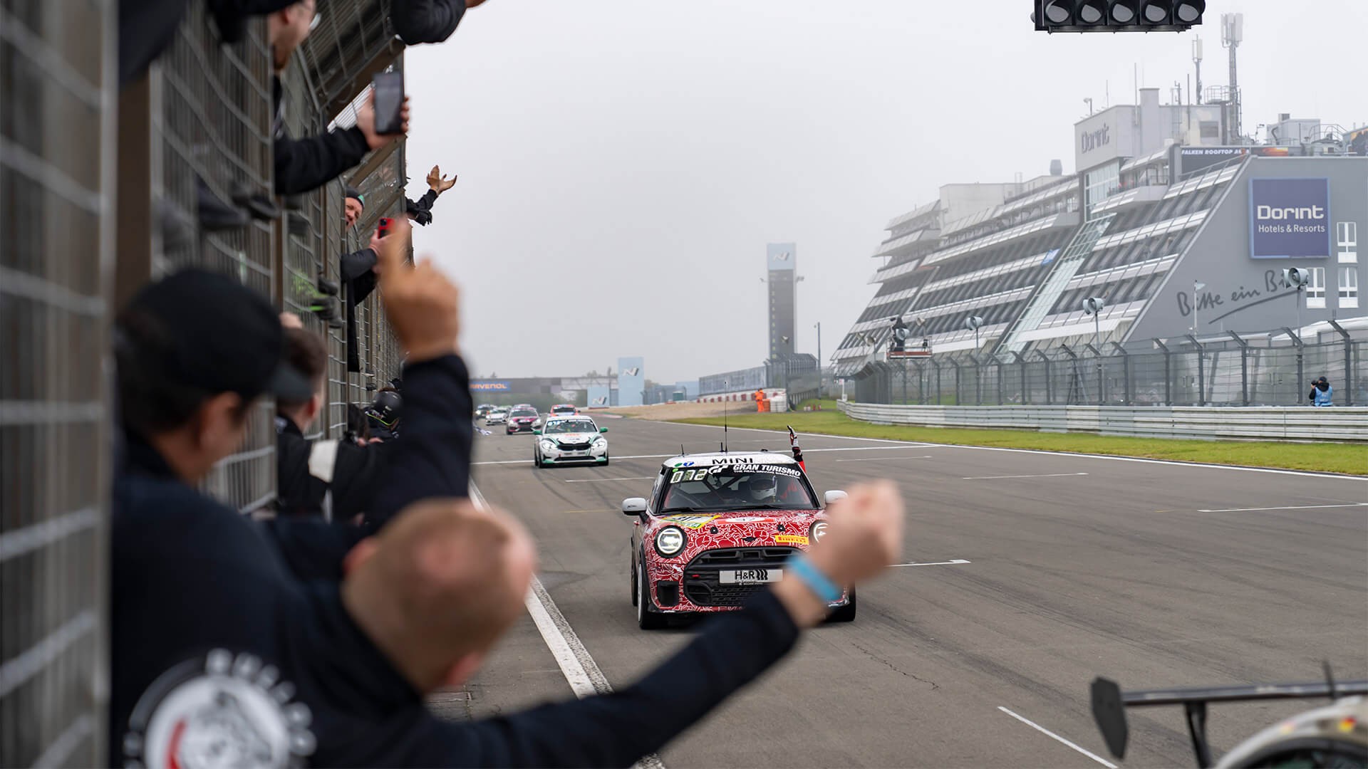 MINI John Cooper Works ve Bulldog Racing Team, 2024 Nürburgring 24 Saat Yarışı'nda Zaferi Kutluyor | MINI Türkiye